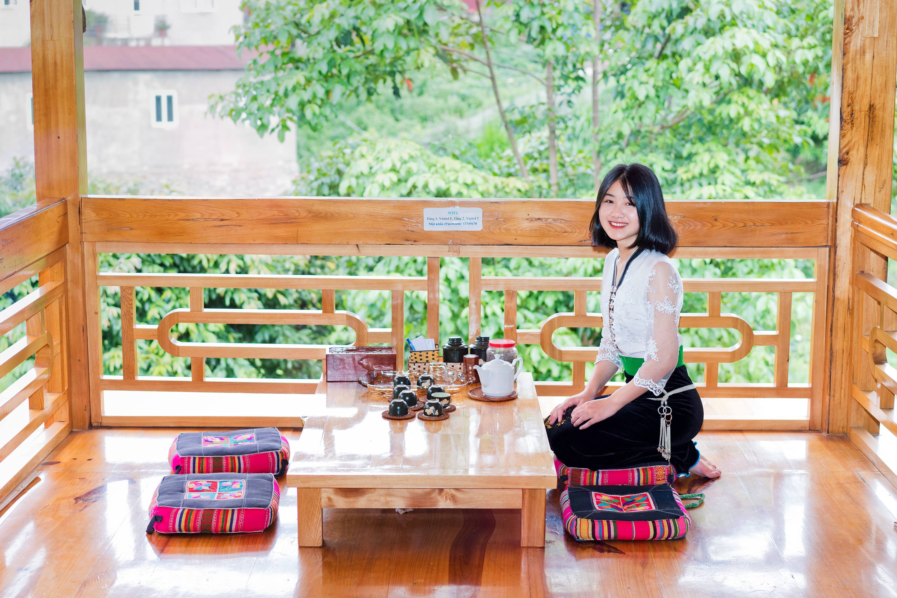Cô gái Thái xinh xắn bên nếp nhà sàn Suối Kim 2 